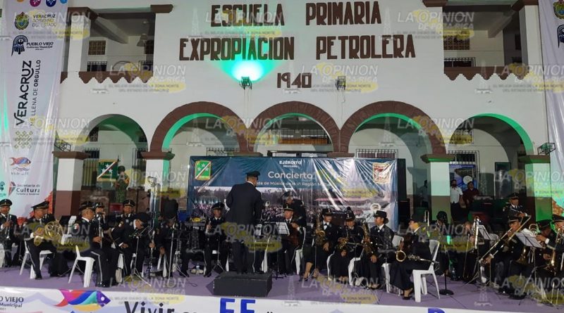 Banda de música militar recorre la zona norte de Veracruz
