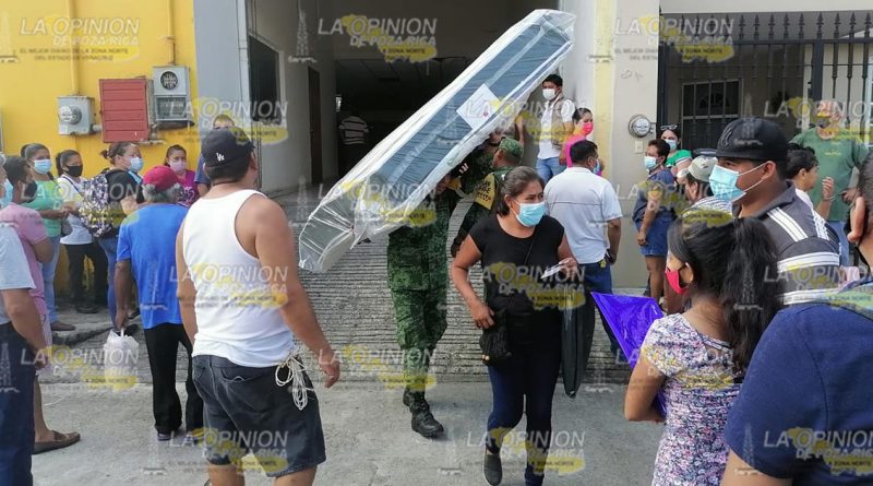 Dispersan apoyo con colchones a damnificados de Coatzintla