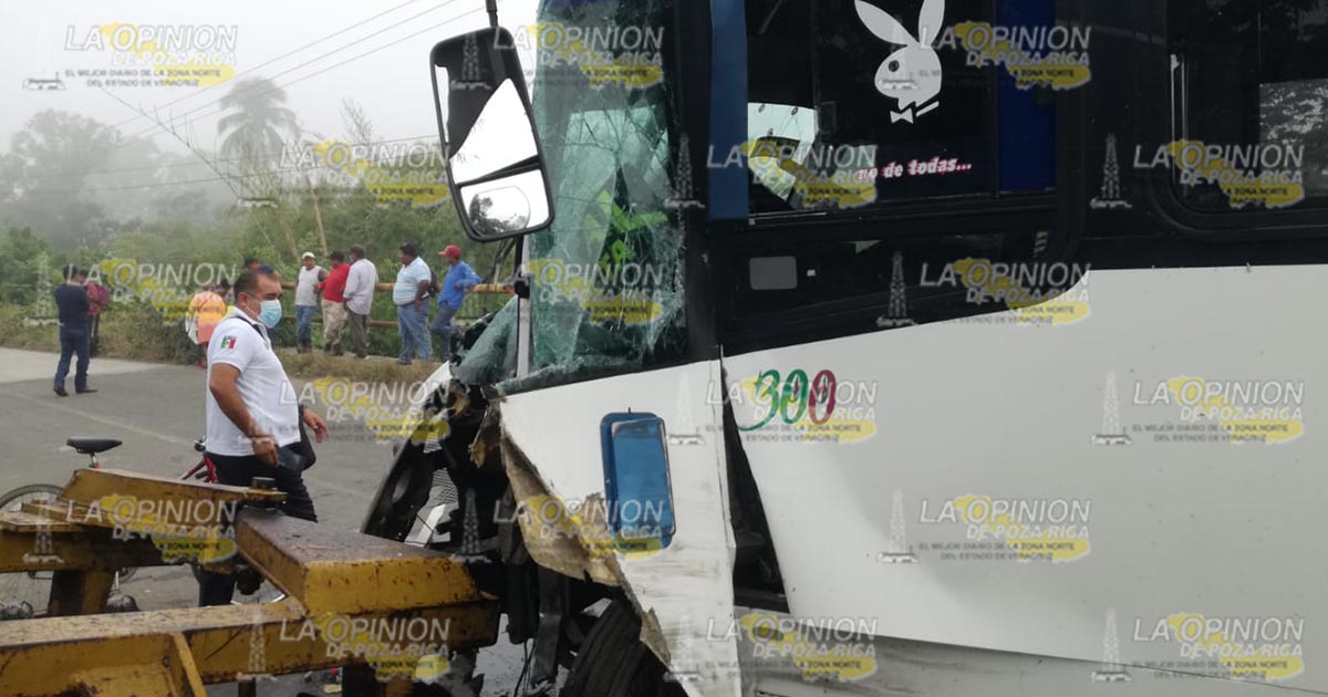 Impacta autobús con un tractor agrícola3