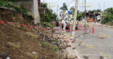 Quitan peligroso poste de CFE fracturado y sobre una calle de Coatzintla