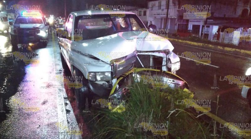 Tira luminarias y destroza camioneta en Xicotepec