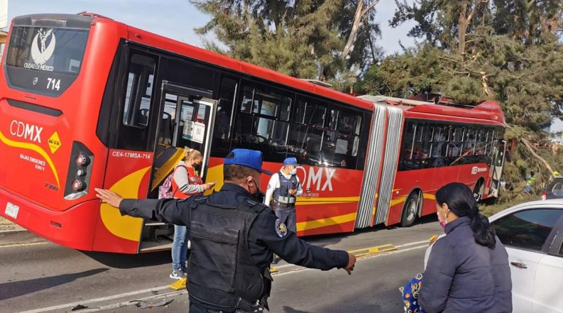 Choque de Metrobús deja 8 heridos en CDMX