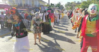 Con danzas frente a la parroquia de Cazones, cierra Xantolo 2021