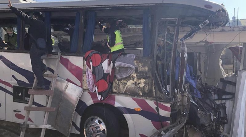 Accidente de autobús deja 19 muertos en Edomex
