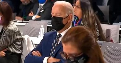 Captan a Joe Biden durmiendo en la cumbre COP26