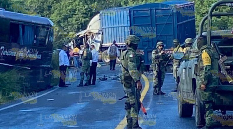 Fuerte choque entre tráiler y autobús en la Tuxpan-Tampico