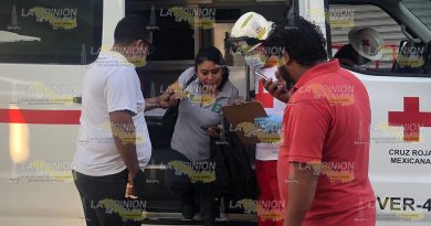 Motociclista es derribada por taxi en Poza Rica