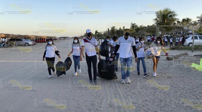 Turistas dejan sucias las playas, estudiantes las limpian