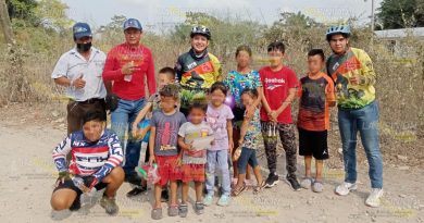 Ciclistas entregan juguetes a niños de comunidades en Pánuco