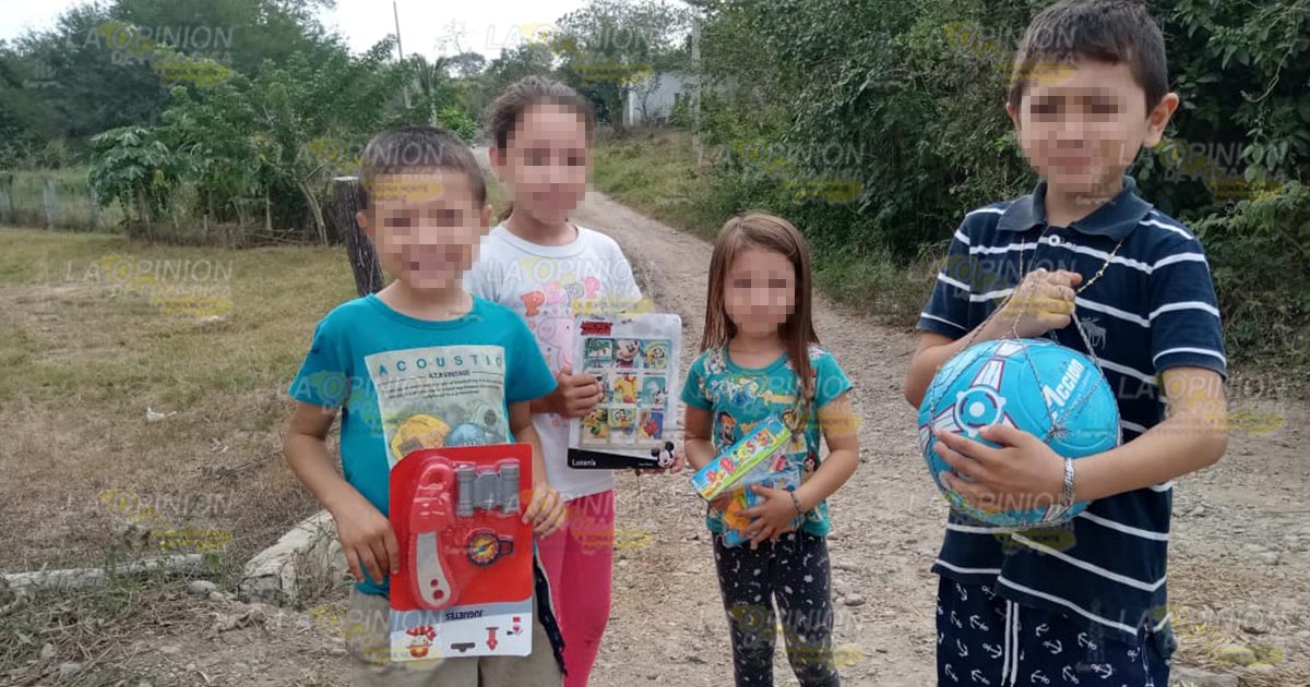 Ciclistas entregan juguetes a niños de comunidades en Pánuco 2