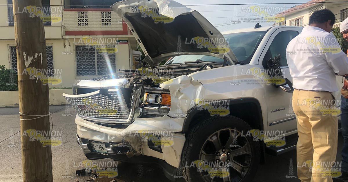 Desbarató camioneta en carambola en Poza Rica 3