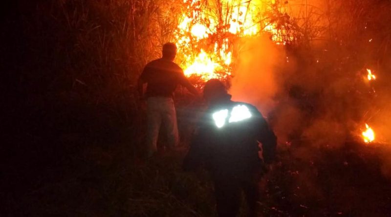 Gran incendio sobre carretera federal Pachuca-Tuxpan