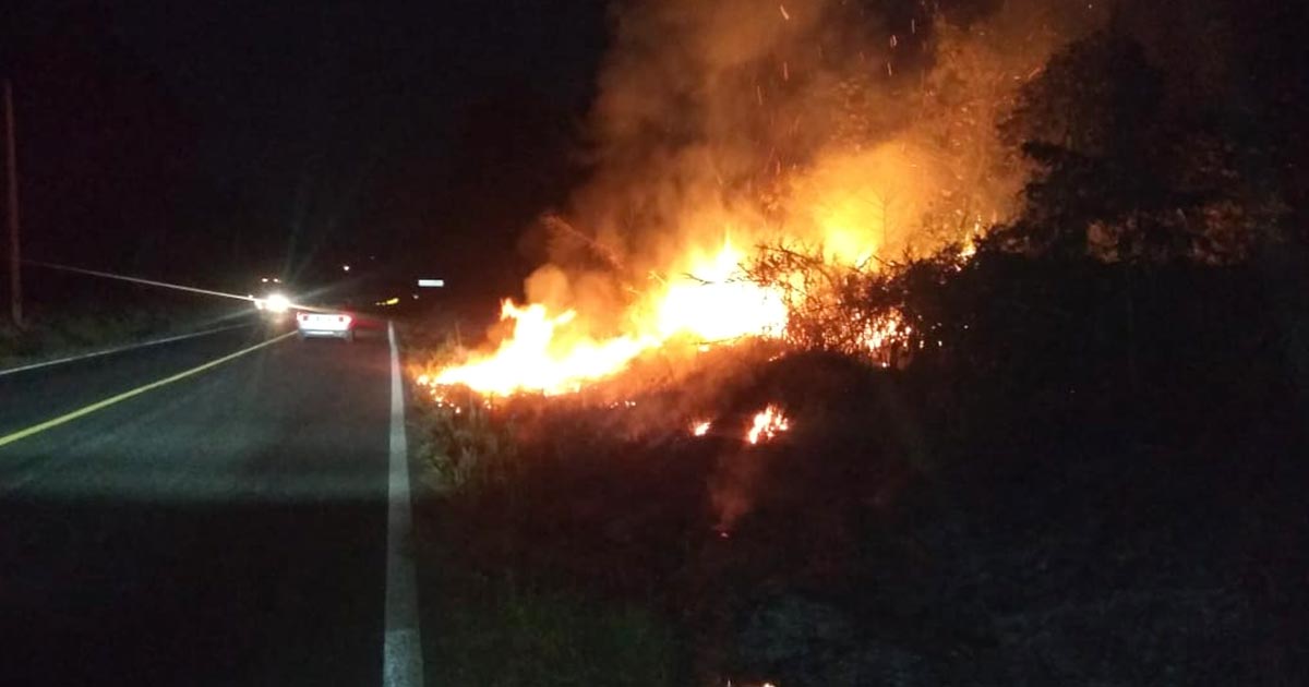 Gran incendio sobre carretera federal Pachuca-Tuxpan 3