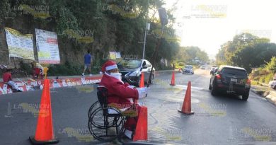 Reaparece Santa, pero en silla de ruedas
