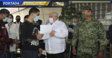 Alcalde entregó cartillas militares