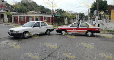 Auto particular choca contra taxi en Tuxpan