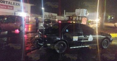 Auto se estrella en tractocamión en Cerro Azul