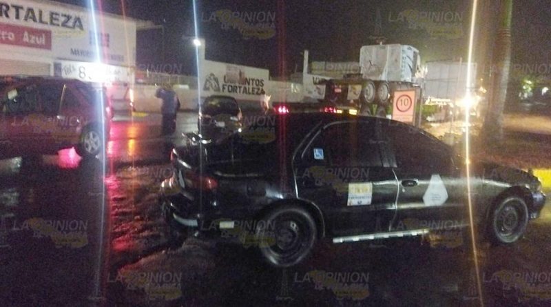 Auto se estrella en tractocamión en Cerro Azul