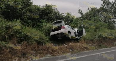 Auto se sale de la carretera en Papantla