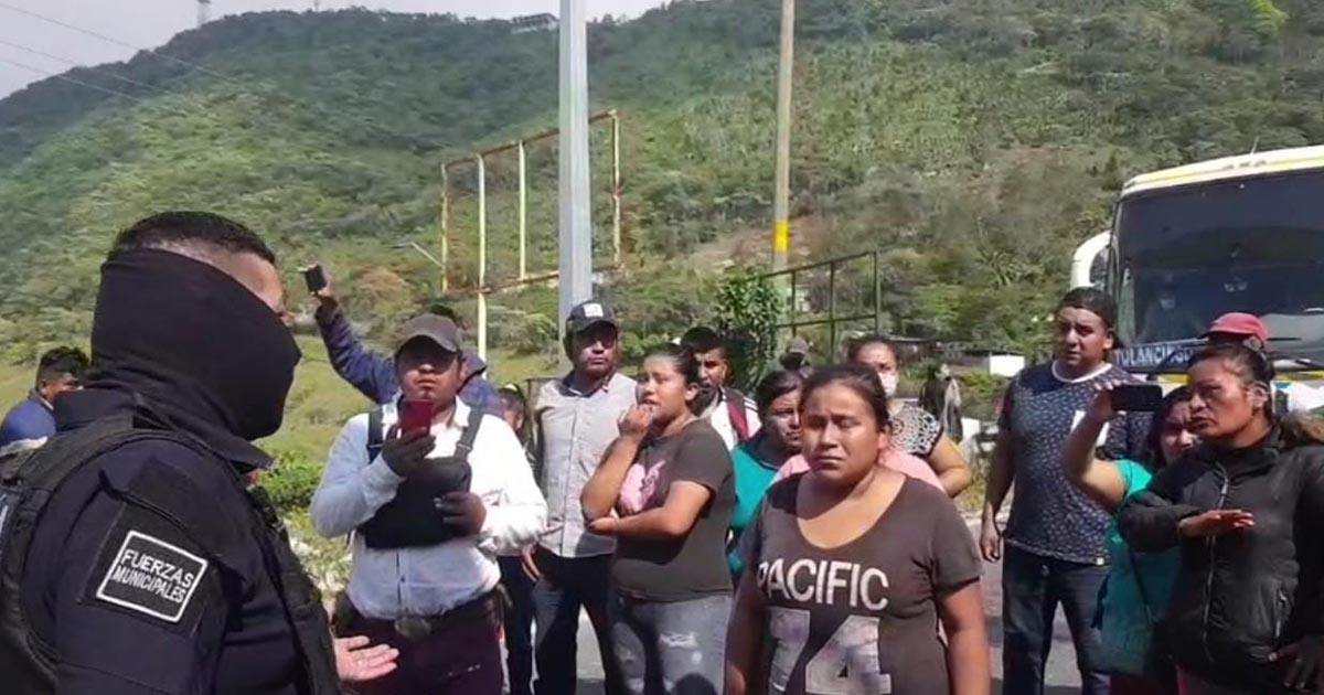 Invasores bloquean carretera federal Pachuca-Tuxpan 2