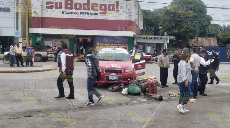 Taxista embiste a motociclista en Álamo