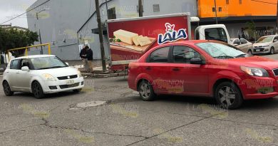 Autos chocan por no ceder el paso en Poza Rica