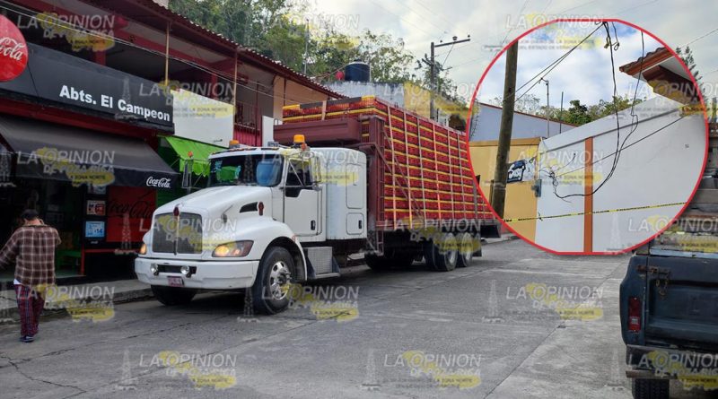 Camión derriba cables de energía eléctrica en Papantla