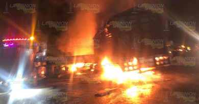 Camiones chocan y se incendian en carretera