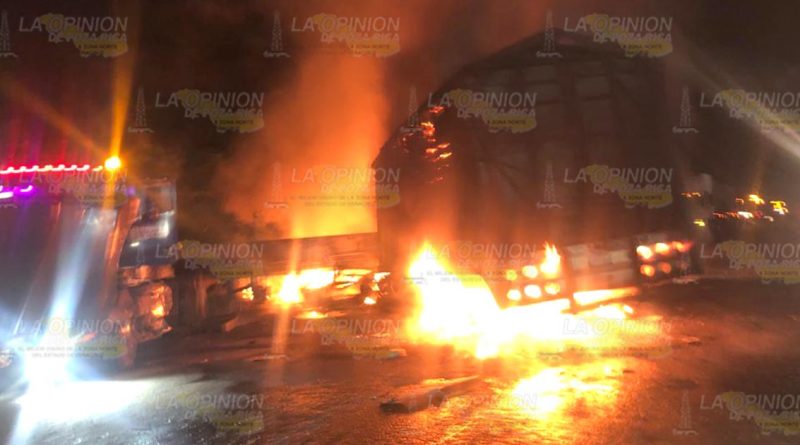 Camiones chocan y se incendian en carretera
