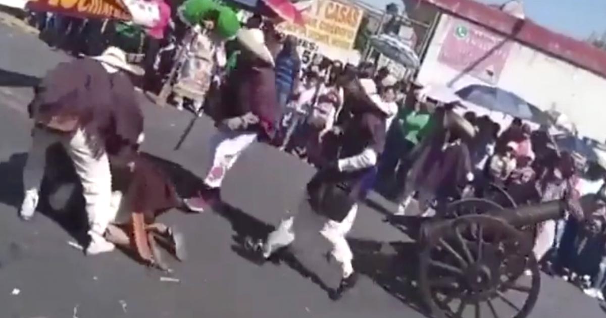 Cañón le explota en la mano a un danzante en el carnaval de Huejotzingo 3