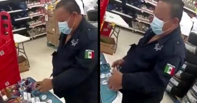 Exhiben a policía por robar dulces y medicamentos en supermercado de Tabasco