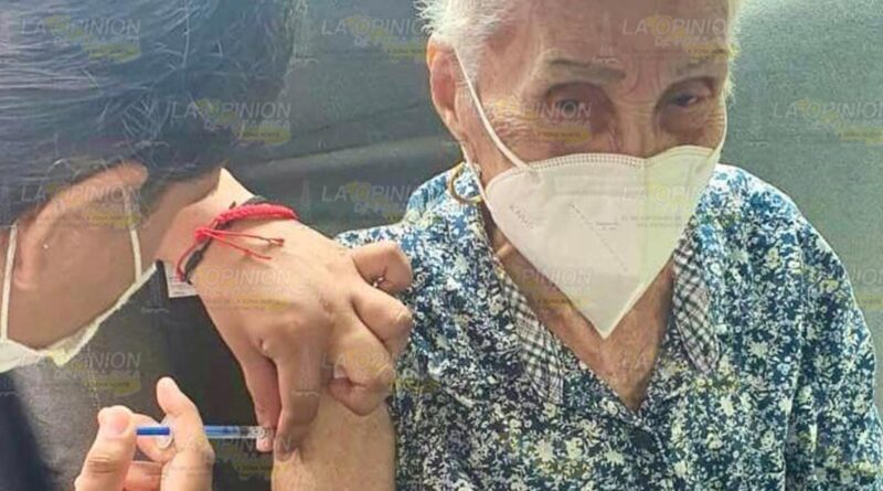 Abuelita de 99 años recibe cuarta dosis anti-COVID