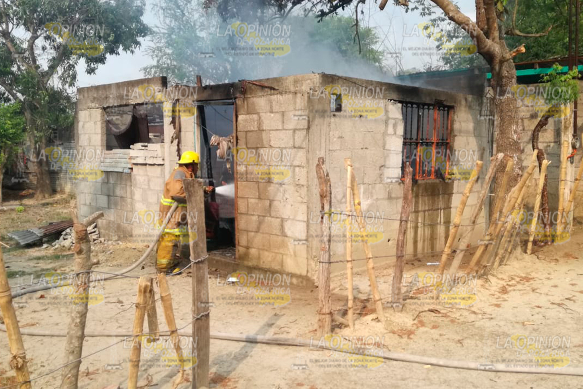 Arde vivienda donde mataron a 4 personas en Tuxpan 3