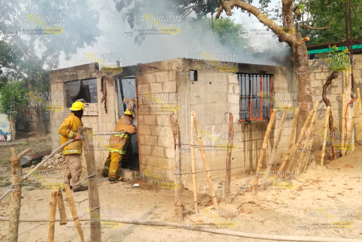 Arde vivienda donde mataron a 4 personas en Tuxpan 4