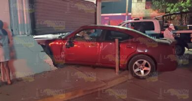Estrella auto contra una lavandería en Tuxpan