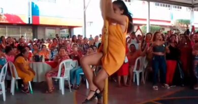 Celebran Día de las Madres con concurso de table dance en Guerrero