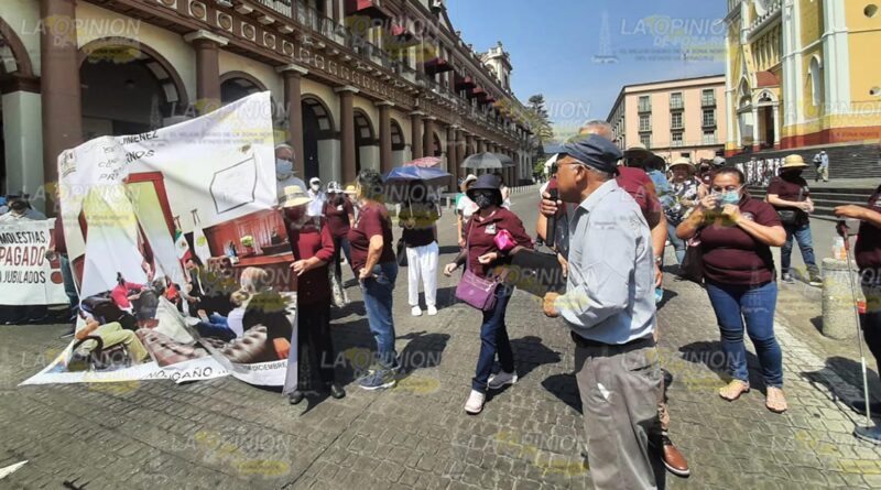 Jubilados del ISSSTE protestan en Xalapa