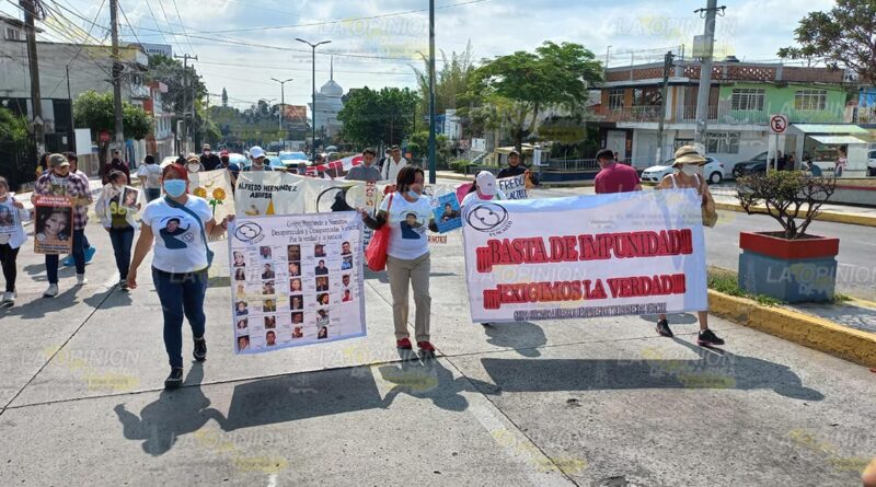 Marchan colectivos por sus desaparecidos en Xalapa