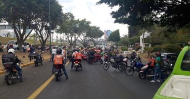 Motorrepartidores denuncian hostigamiento de la policía