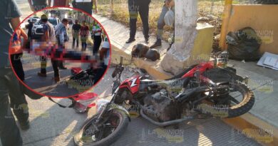 Motociclistas chocan contra poste en Papantla