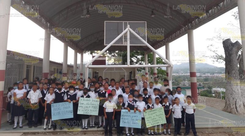 Piden becas de Bienestar en primaria de Poza Rica