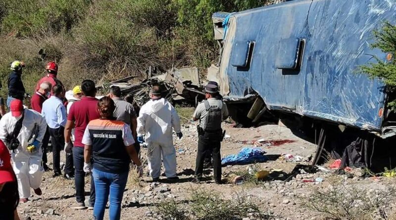Mueren migrantes tras volcadura de autobús en San Luis Potosí