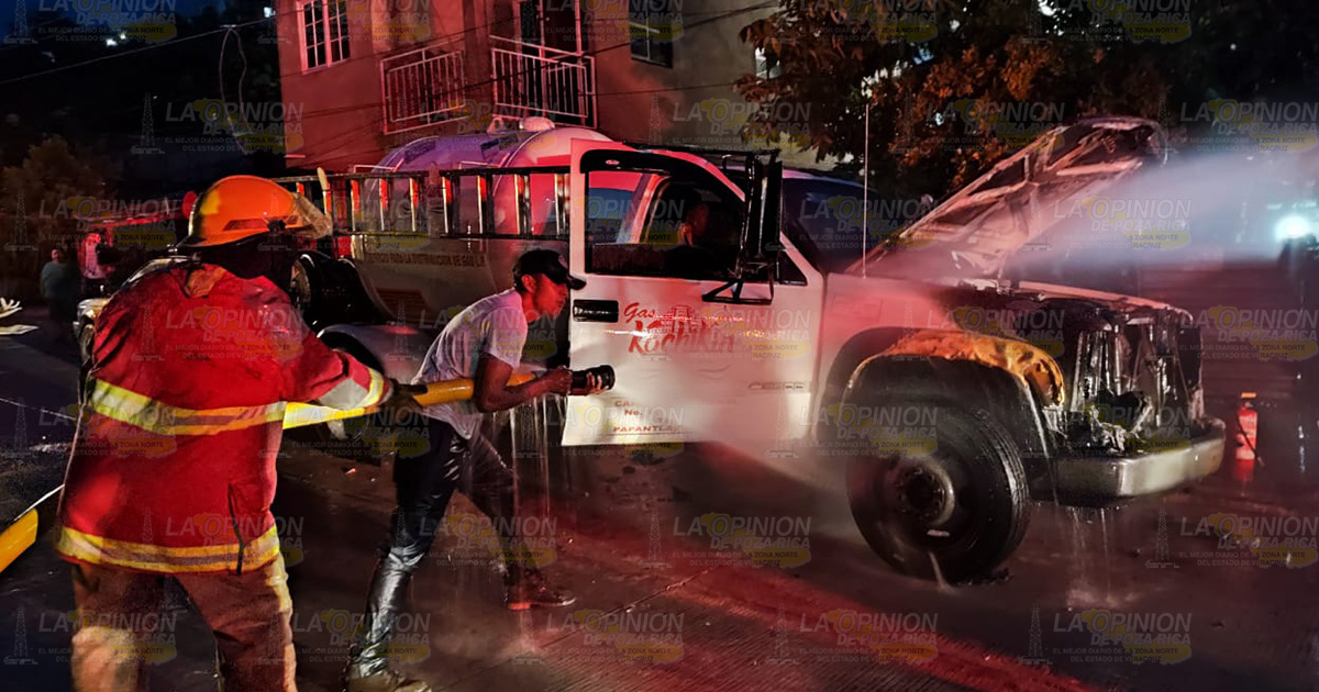 PAPANTLA, VER.- Integrantes del cuerpo de emergencias y seguridad se movilizaron para atender el llamado de auxilio de vecinos de la colonia 3