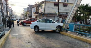 Camioneta choca contra Jetta en Tuxpan