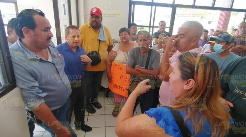 Comerciantes y taxistas se manifiestan contra alcalde de Cazones