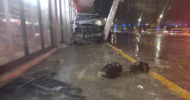Destroza camioneta al chocar con un poste en Tuxpan
