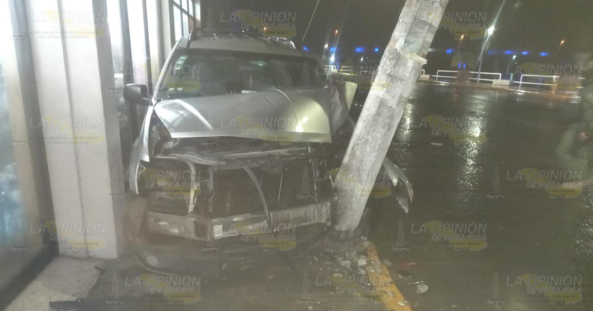 Destroza camioneta al chocar con un poste en Tuxpan 2
