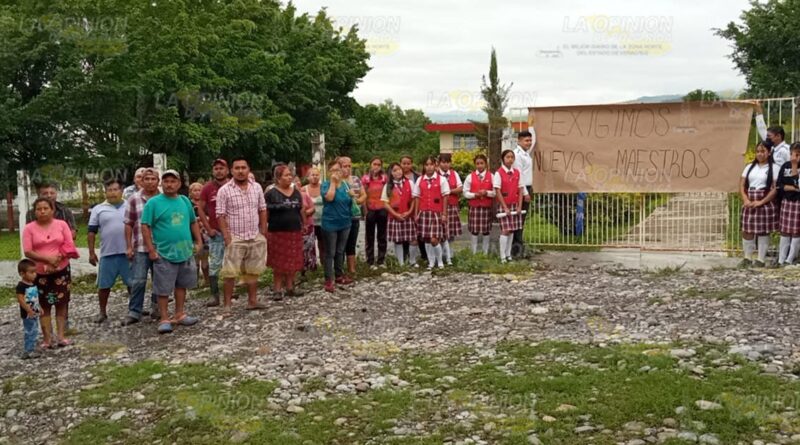 Exigen maestros en Tebaev de Chicualoque