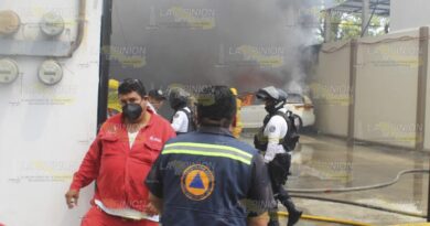 Incendio en bodega de colchas en Poza Rica