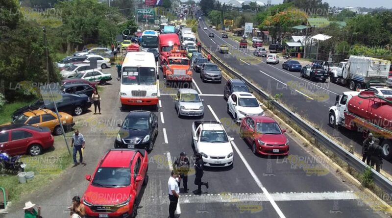 Manifestantes cerraron carretera hacia Xalapa